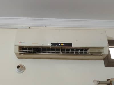 **Dawlance 1.5 Ton Split AC – Excellent Working Condition**