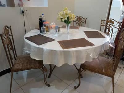 6 seater Dinning table iron and glass