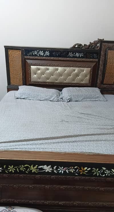 USED FURNITURE SET [BED, SIDE TABLES, SHOWCASE, DIVIDER]