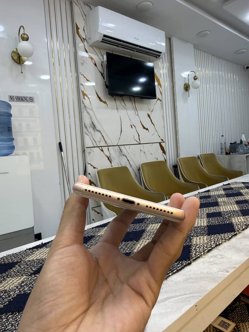 Apple iPhone 8 Plus 4