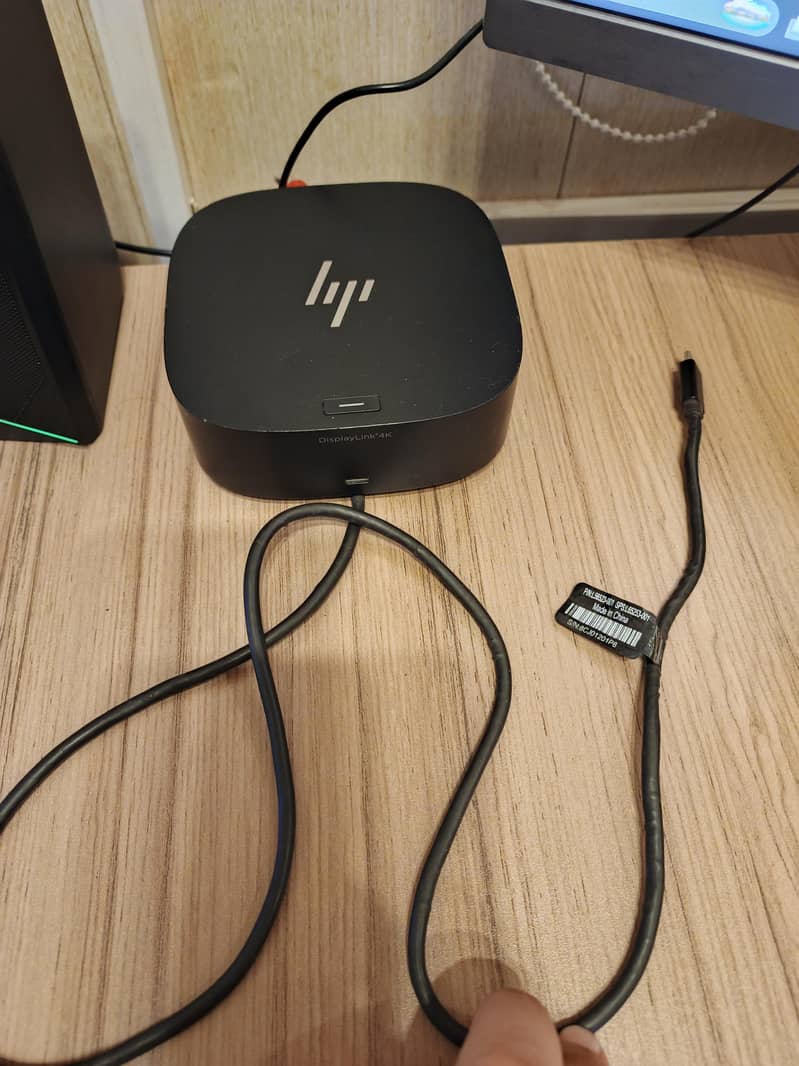 Hp Docking Station G5 with adapter. 1