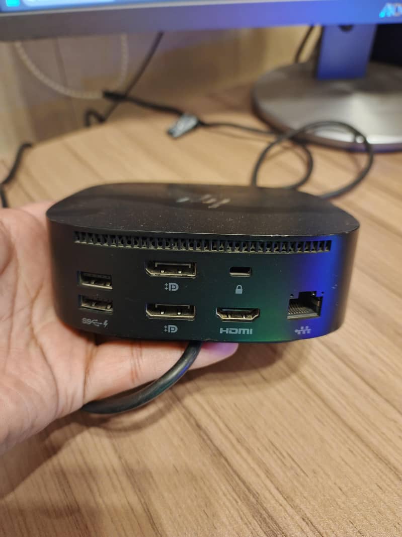 Hp Docking Station G5 with adapter. 2