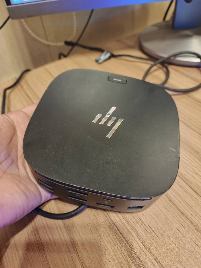 Hp Docking Station G5 with adapter. 3