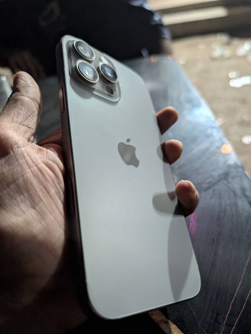 Apple iPhone 16 Pro Max 0