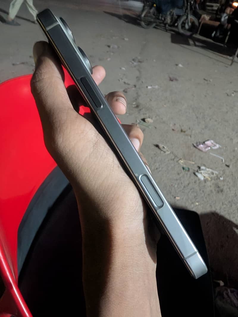 Apple iPhone 16 Pro Max 4
