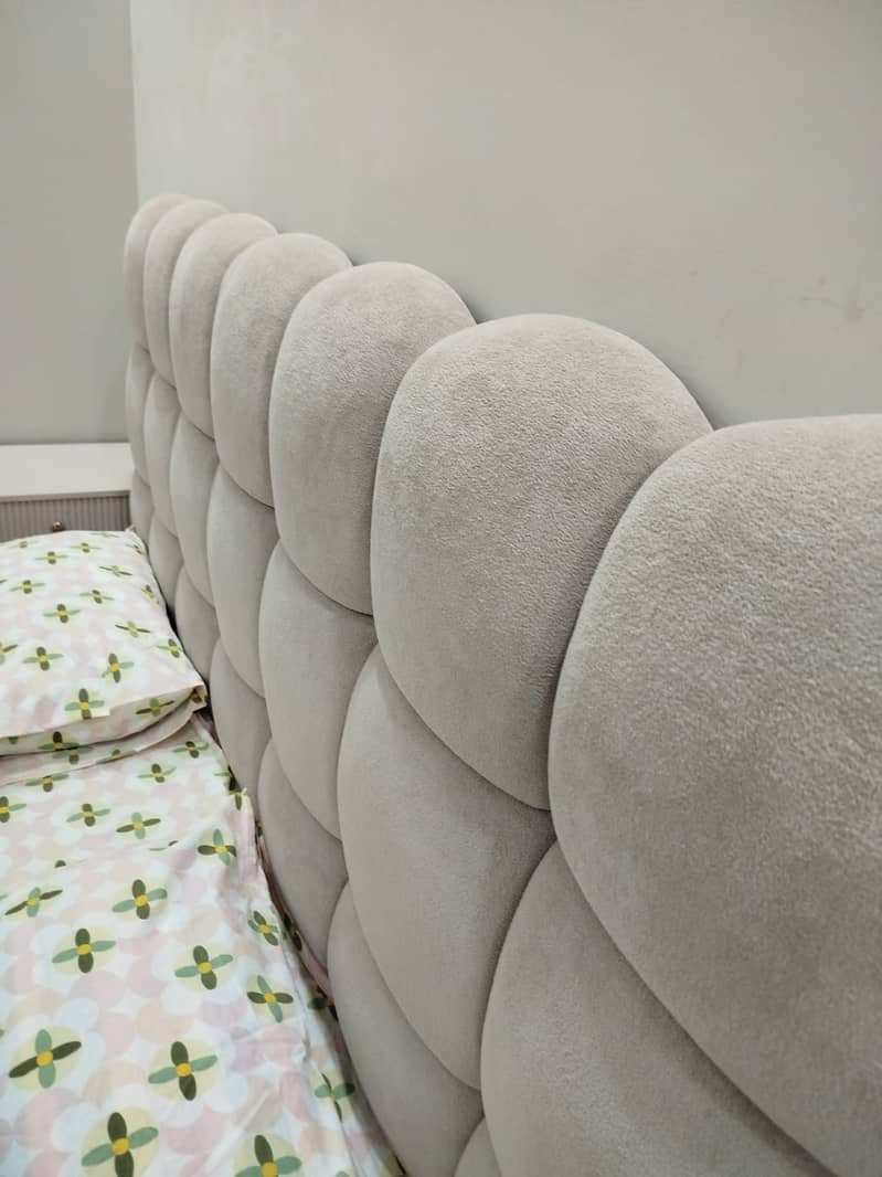 Modern Bubble Bed Set – Slightly Used – 2 Side Tables + Dressing 6