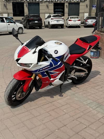 Honda CBR 600rr ( 2013 model - 2016 import ) -Pristine condition