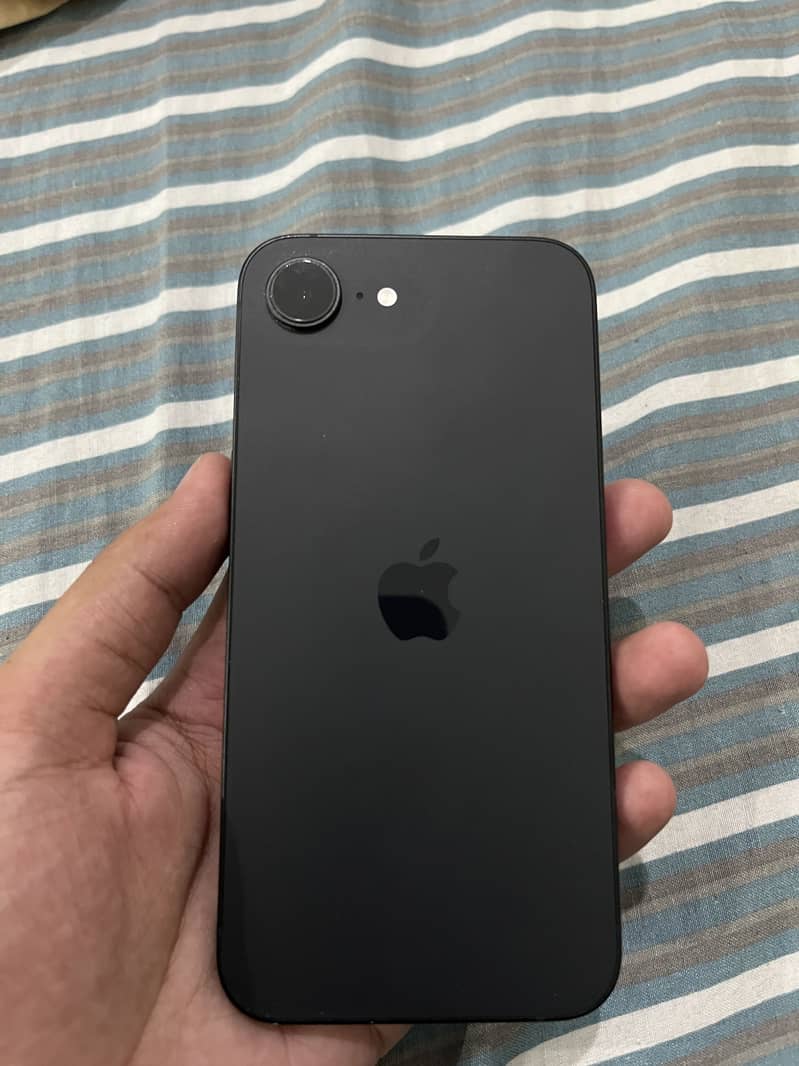 Apple iPhone 16e 0
