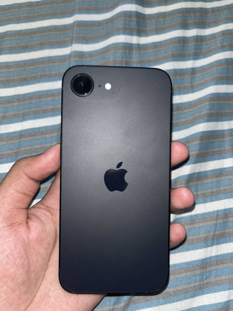 Apple iPhone 16e 3