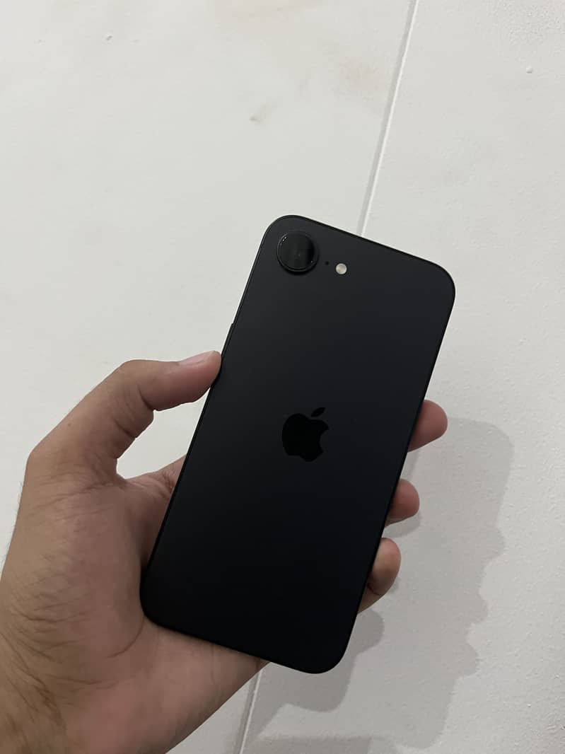 Apple iPhone 16e 5