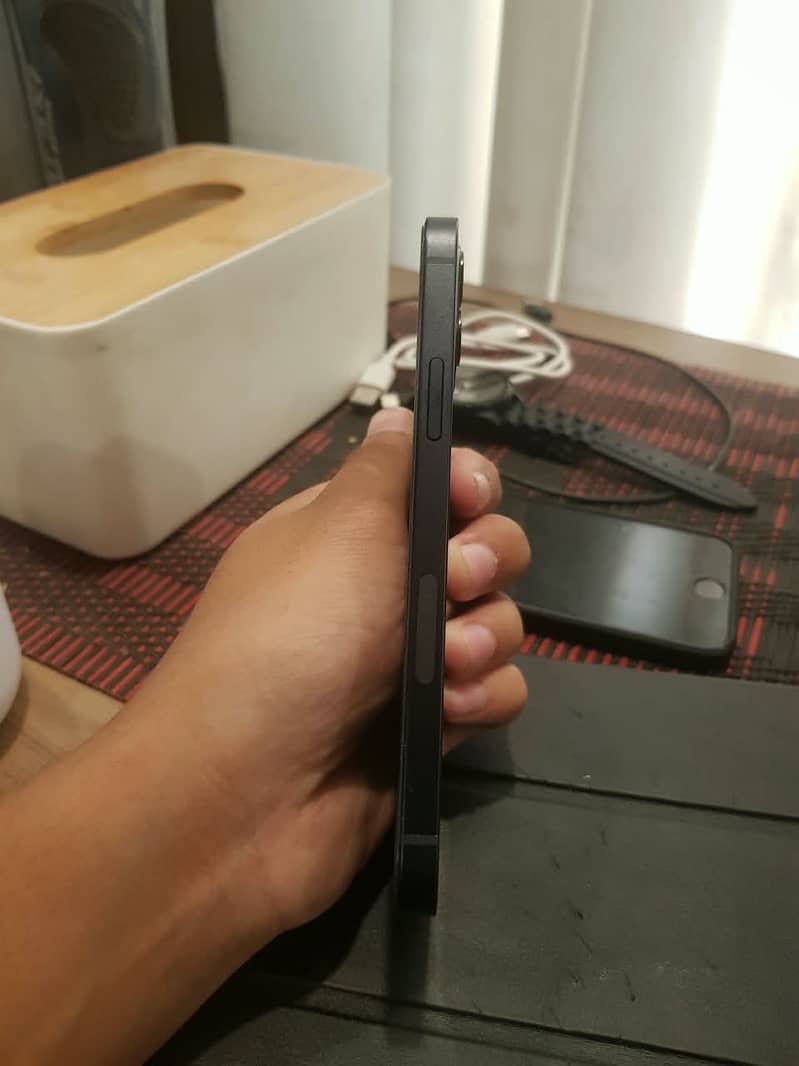 Apple iPhone 12 4