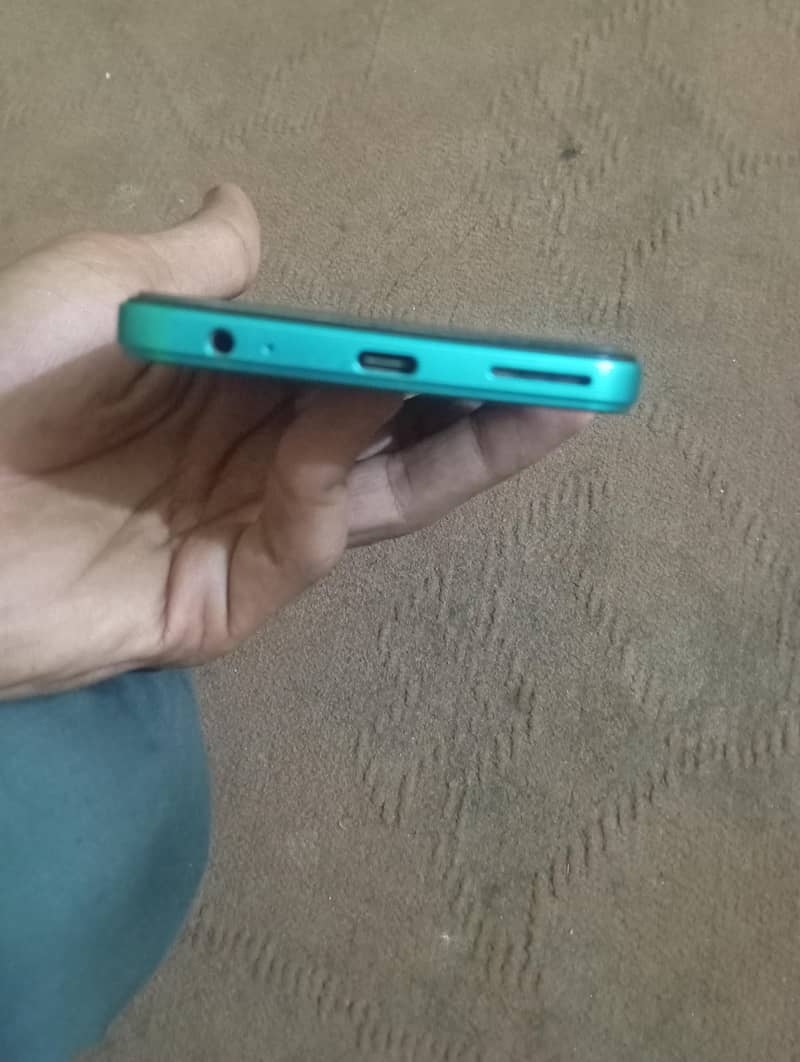 HMD Aura 2 4
