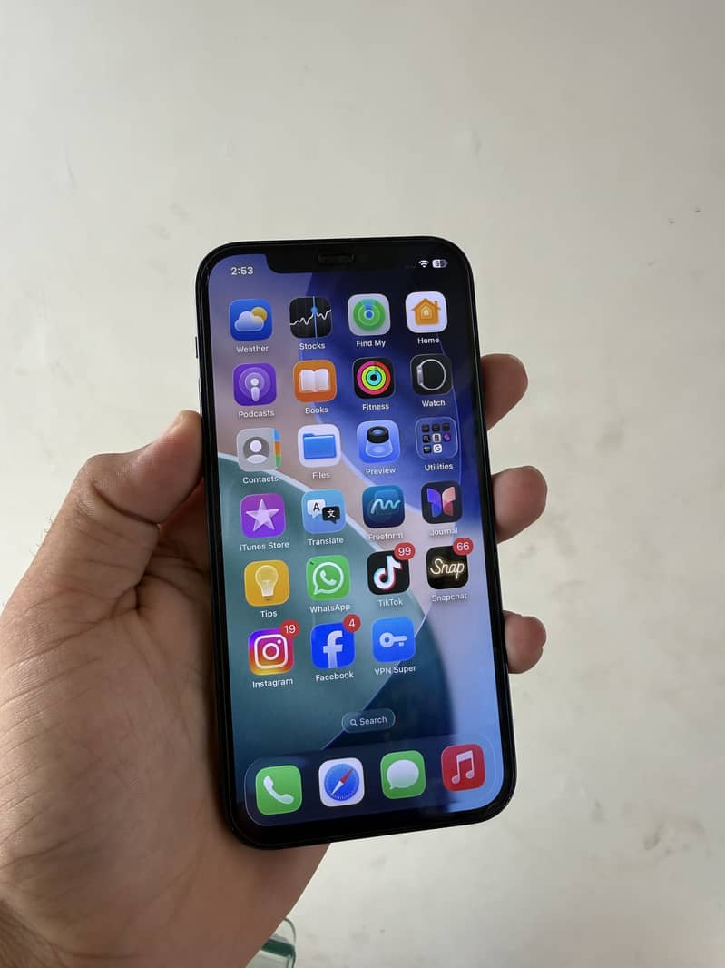 Apple iPhone 12 4
