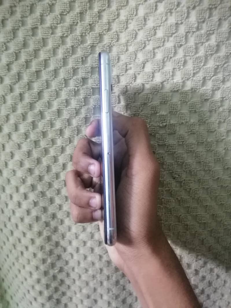 Apple iPhone X 4
