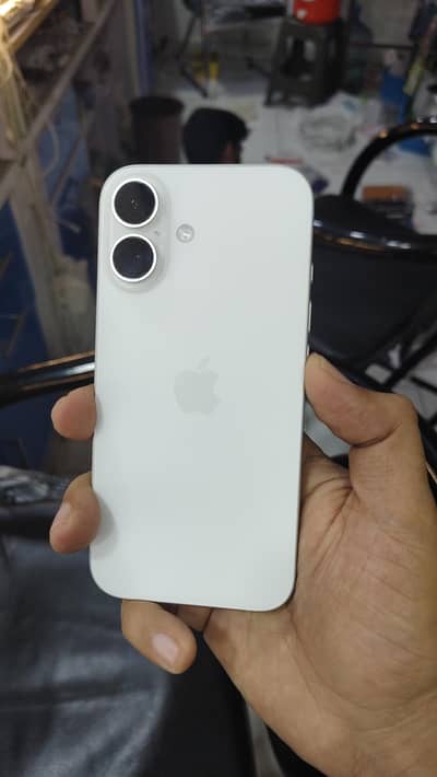 Apple iPhone 16