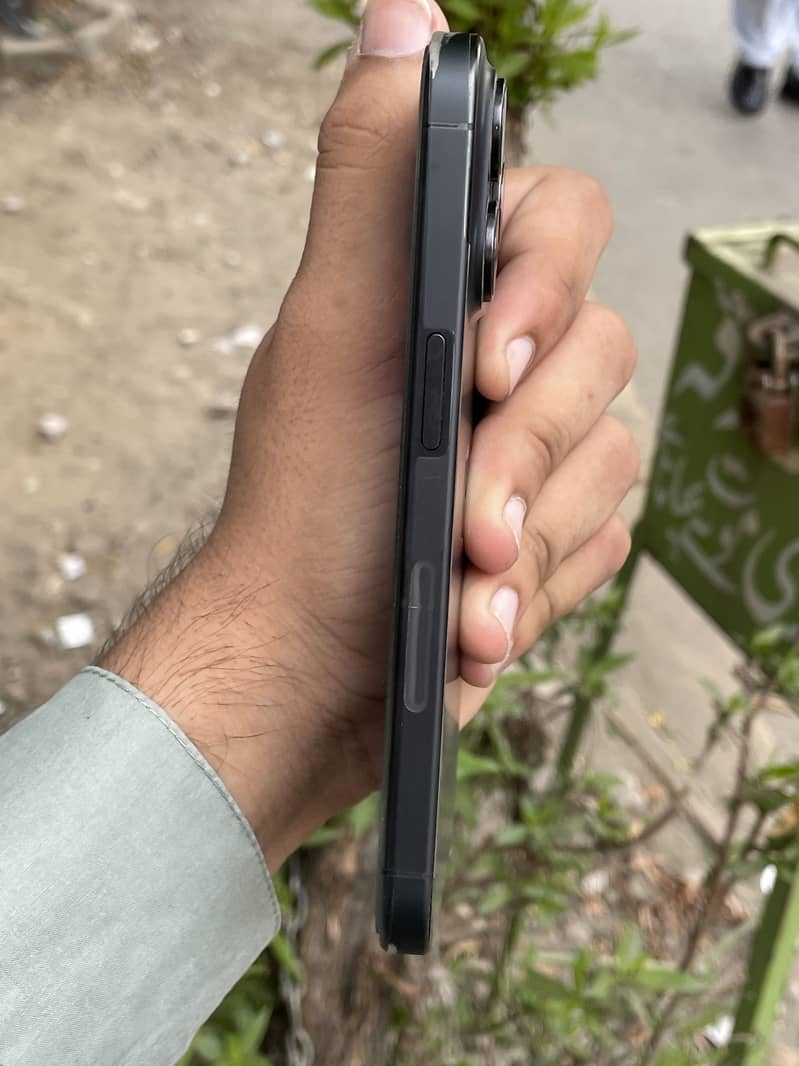 Apple iPhone 15 Pro 2