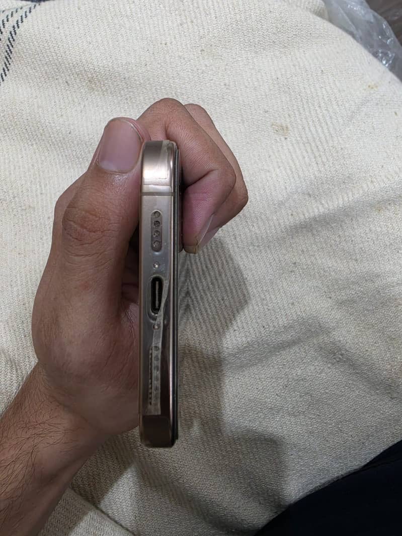 Apple iPhone 16 Pro Max 0