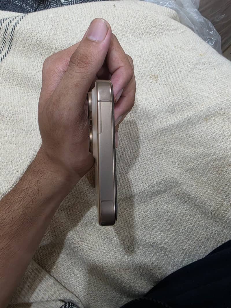 Apple iPhone 16 Pro Max 2