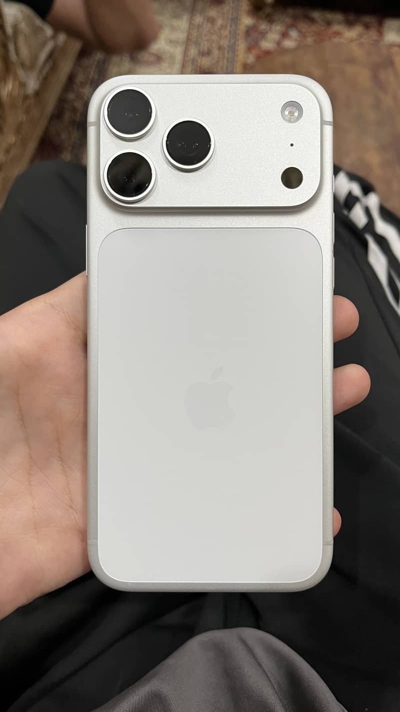 Apple iPhone 17 Pro Max 4