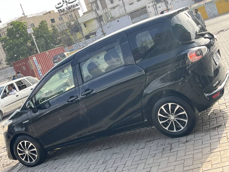 Toyota Sienta 2016 1