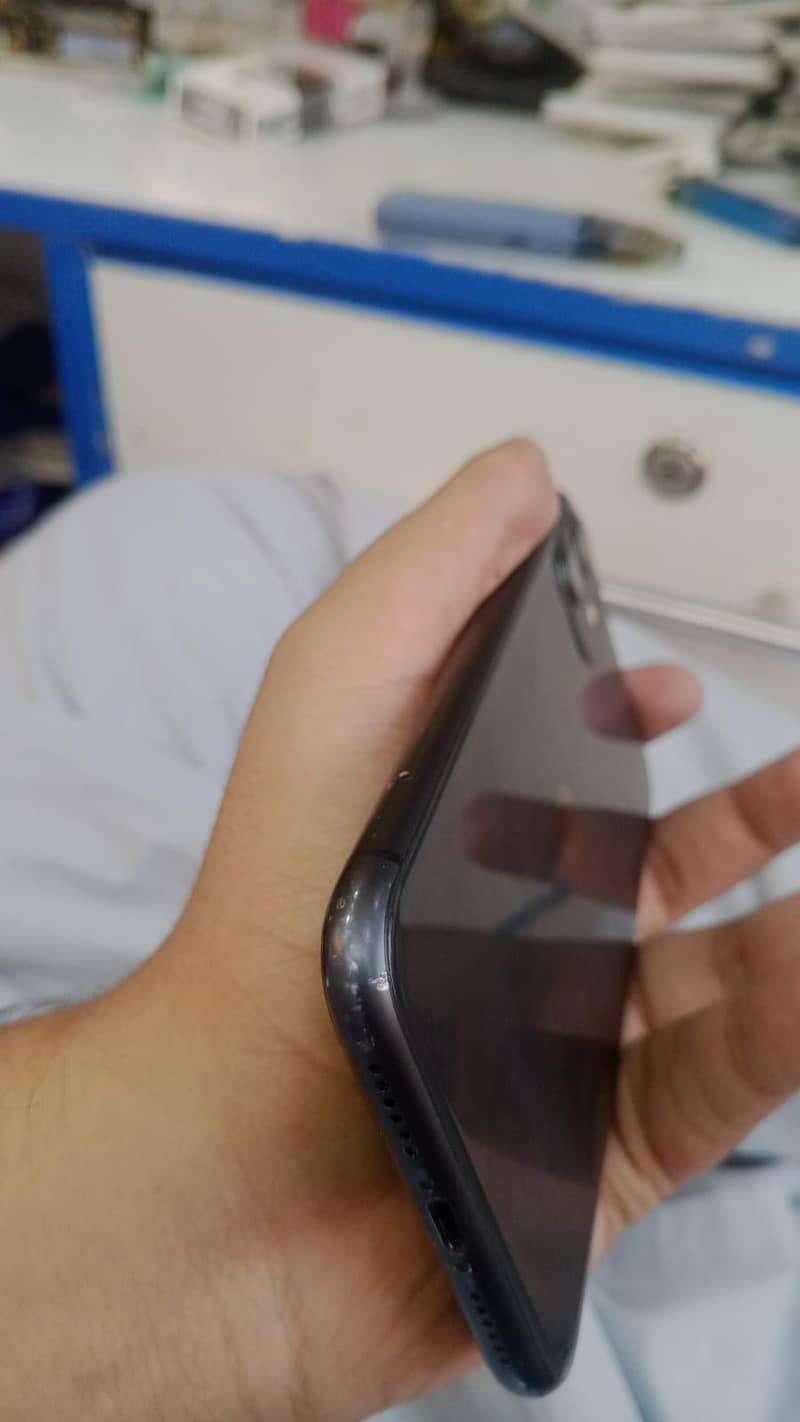 Apple iPhone 11 4