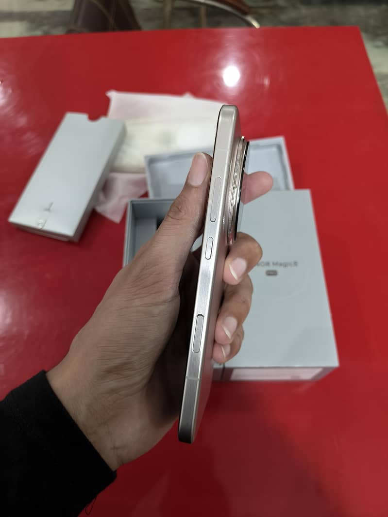 Honor Magic 8 Pro, 12GB RAM, 512GB Storage, Sunrise Gold 4
