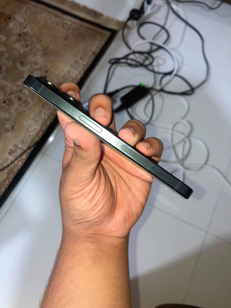 Apple iPhone 15 Pro 4