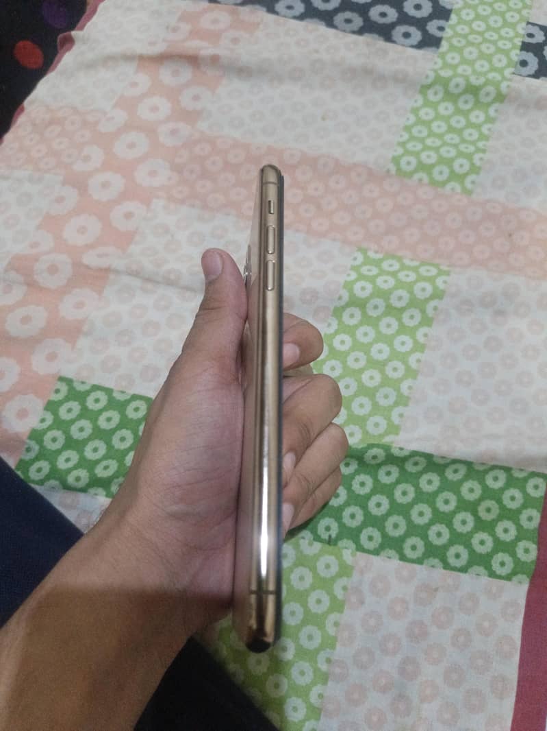 Apple iPhone 11 Pro Max 4