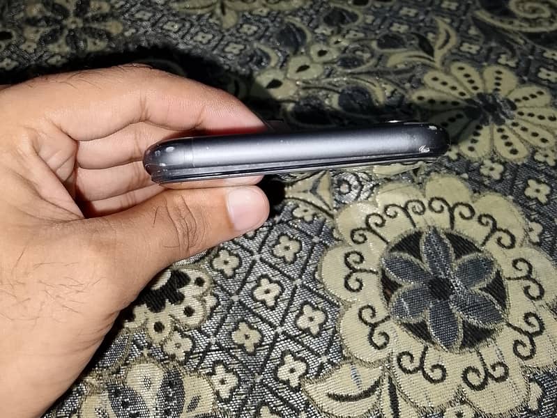 Apple iPhone 11 4