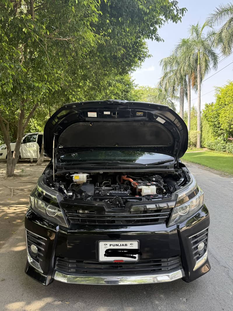 Toyota Voxy 2016 1