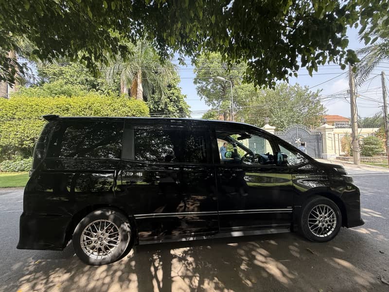 Toyota Voxy 2016 3