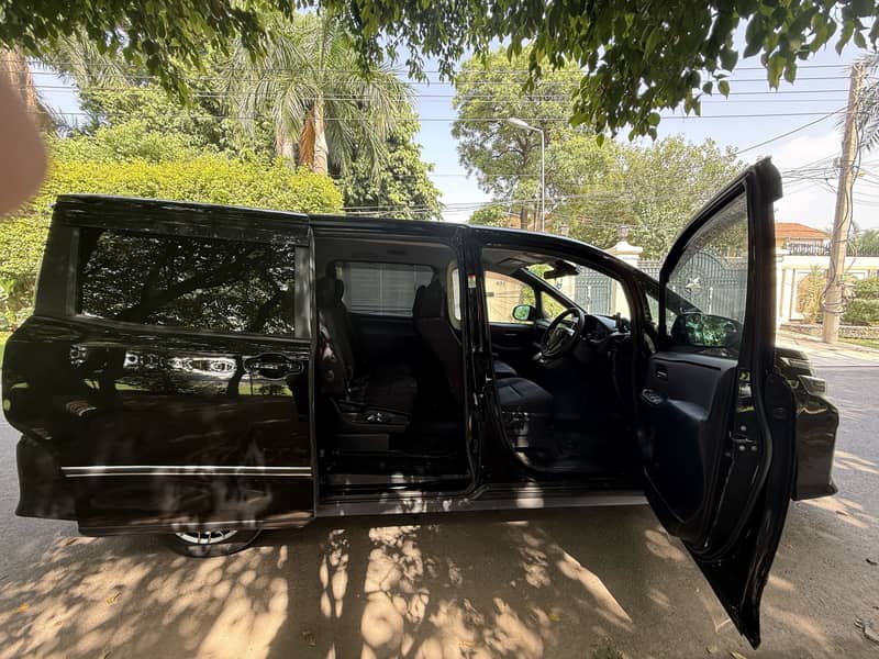 Toyota Voxy 2016 4