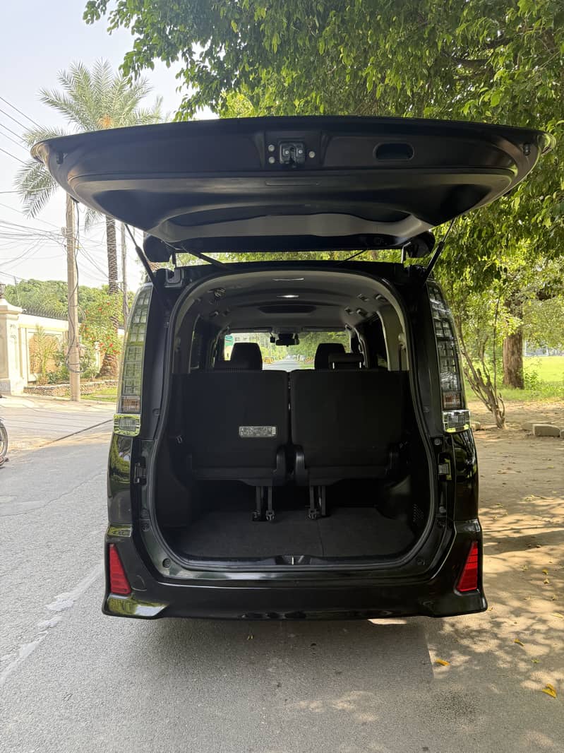 Toyota Voxy 2016 6