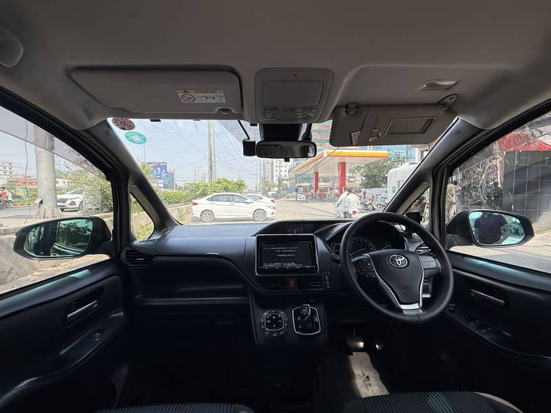 Toyota Voxy 2016 9
