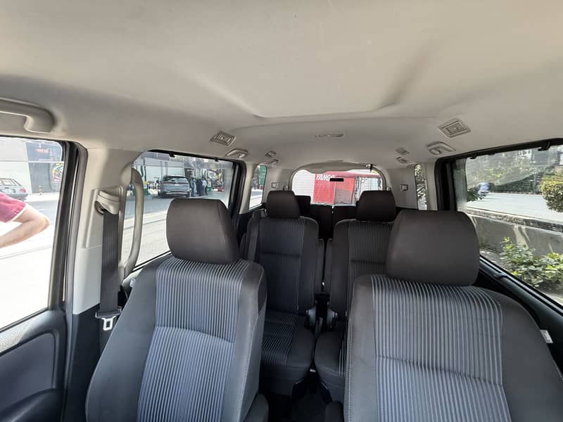 Toyota Voxy 2016 10