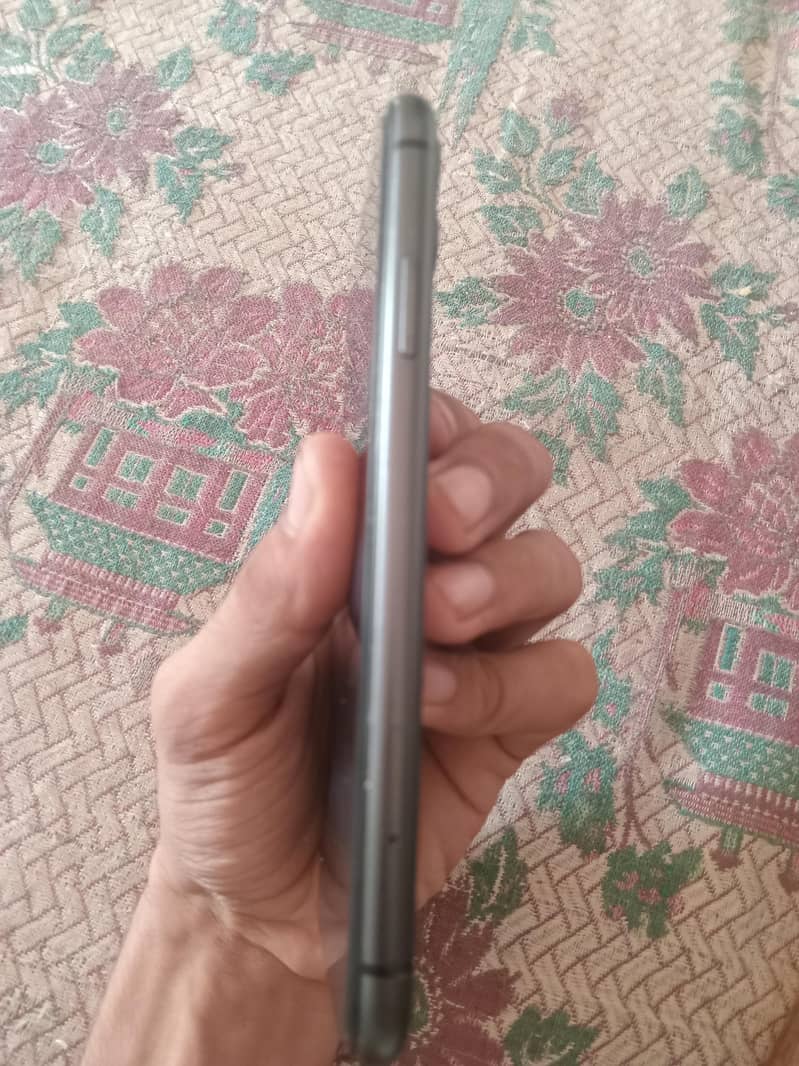 Apple iPhone 11 4