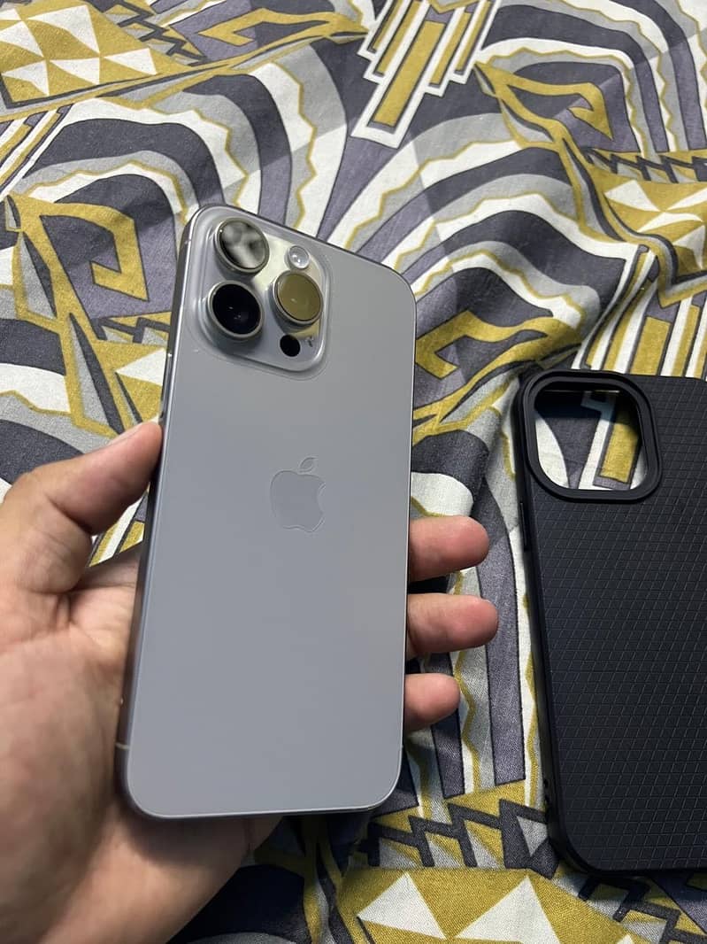 Apple iPhone 15 Pro Max 4