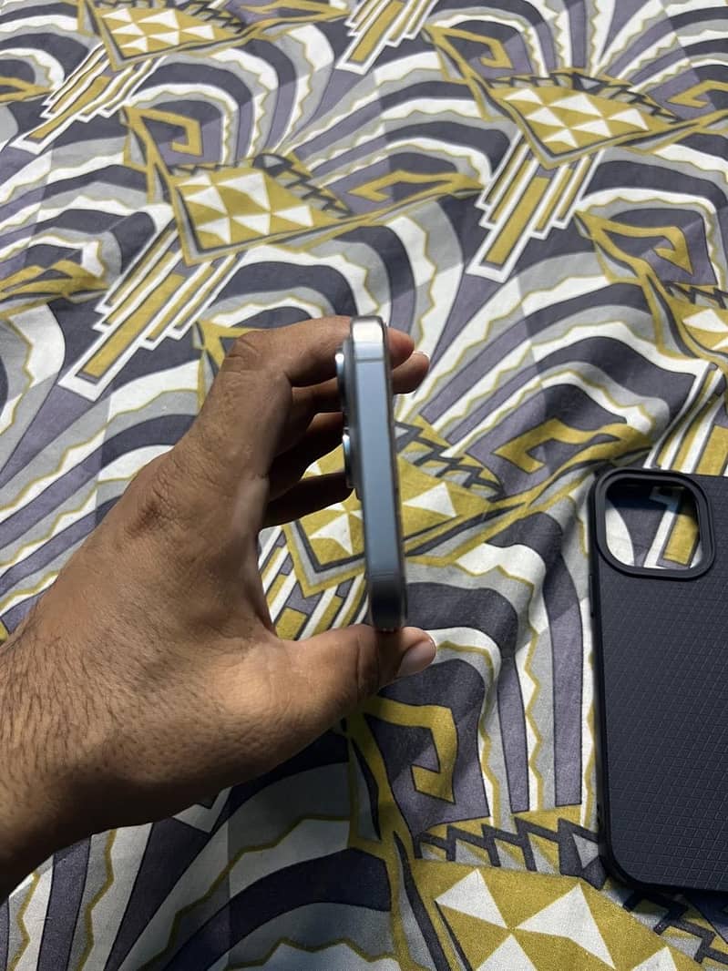 Apple iPhone 15 Pro Max 6
