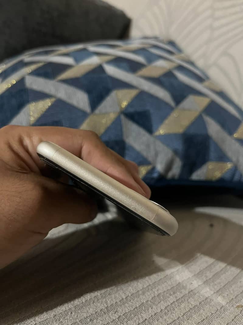 Apple iPhone 11 3