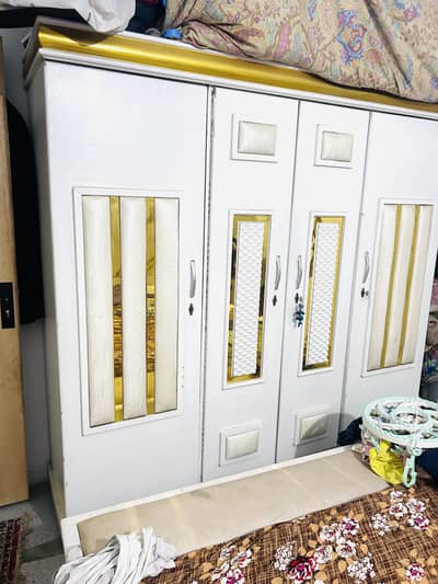 king size bed and 4 doors almari
