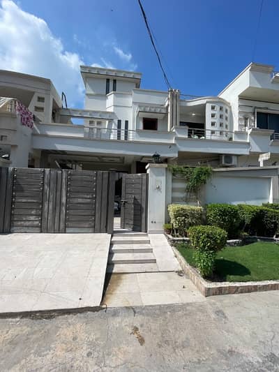 10 Marla Used Solid House at prime location For Sale in DC colony