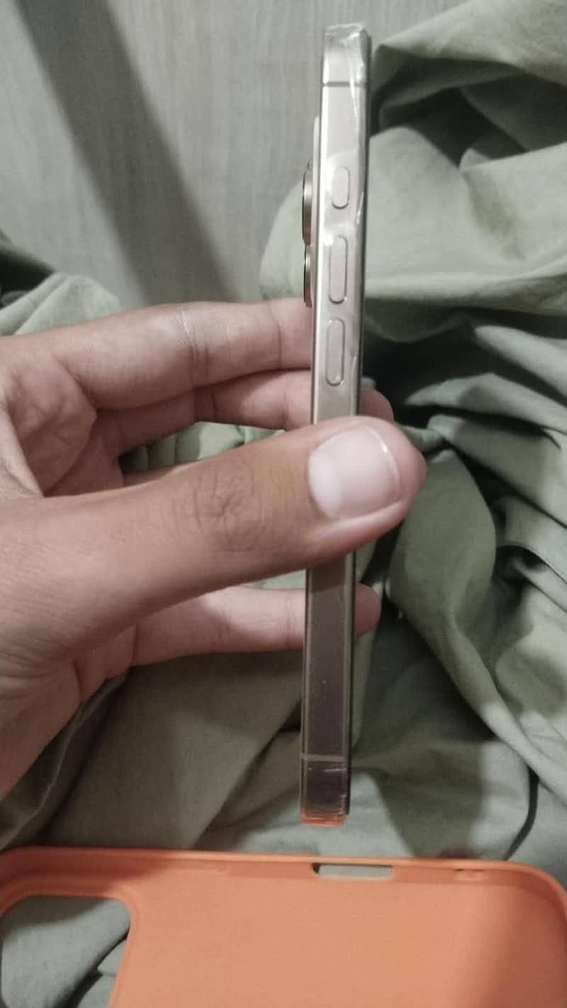 Apple iPhone 16 Pro 1