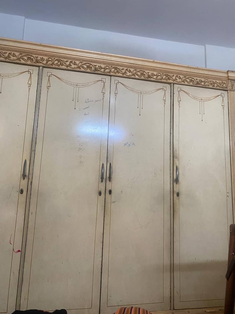 4 door cupboard old 0
