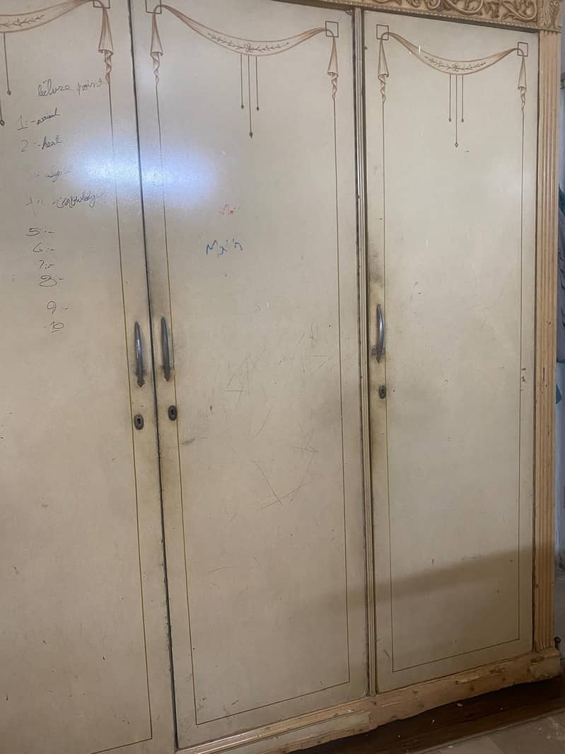 4 door cupboard old 2