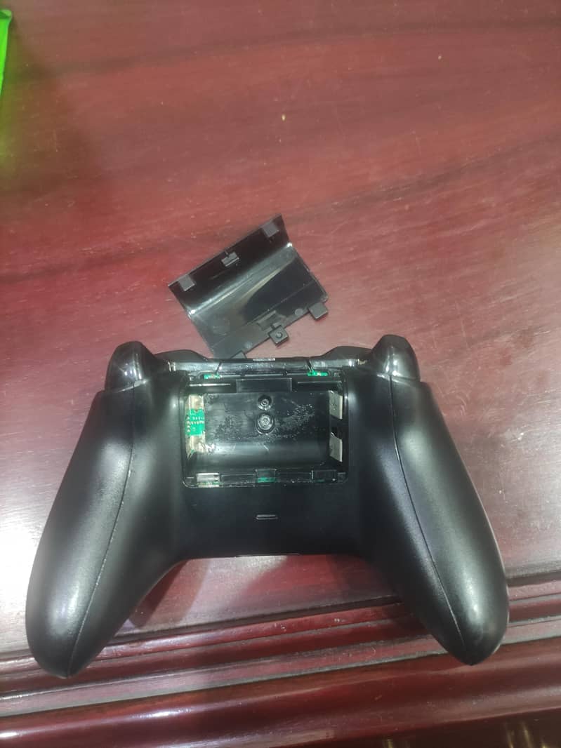 1 Xbox 360 wireless controller 2