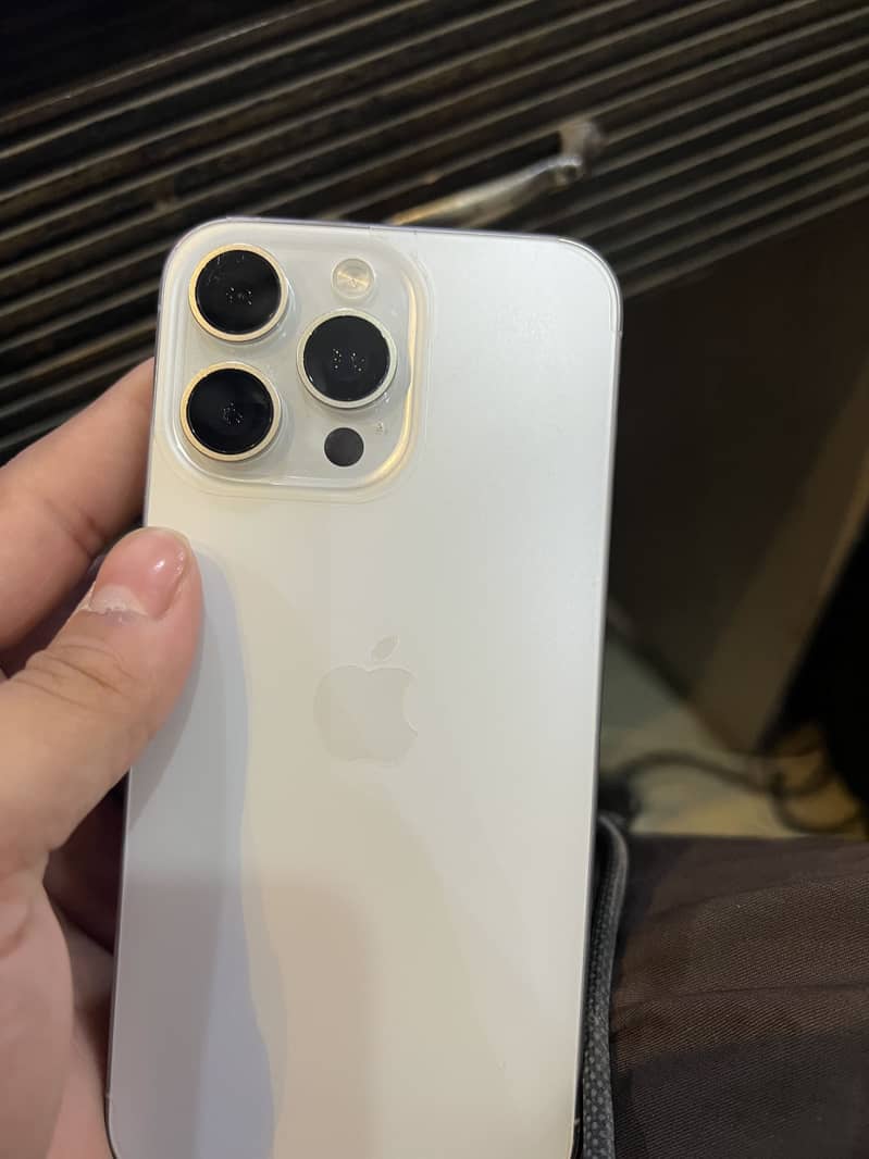 Apple iPhone 15 Pro Max 3