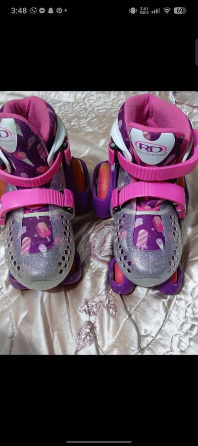 kids skate shose available slightly used excellent quality