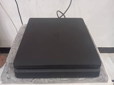 PS4 Slim / 2 Controllers / GTA 5 + RDR2