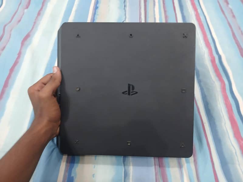 PS4 Slim / 2 Controllers / GTA 5 + RDR2 2