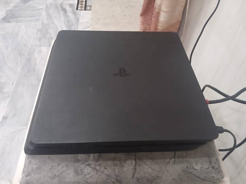 PS4 Slim / 2 Controllers / GTA 5 + RDR2 5